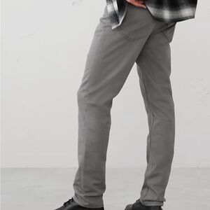 Banana Republic Slim Traveler Pant – Size 33x30 (Light Gray)